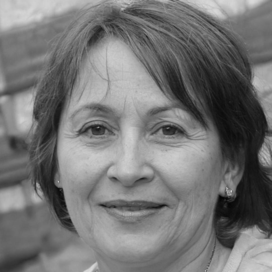 Portrait d'Émilie Rousseau, experte en relation client et fidélisation